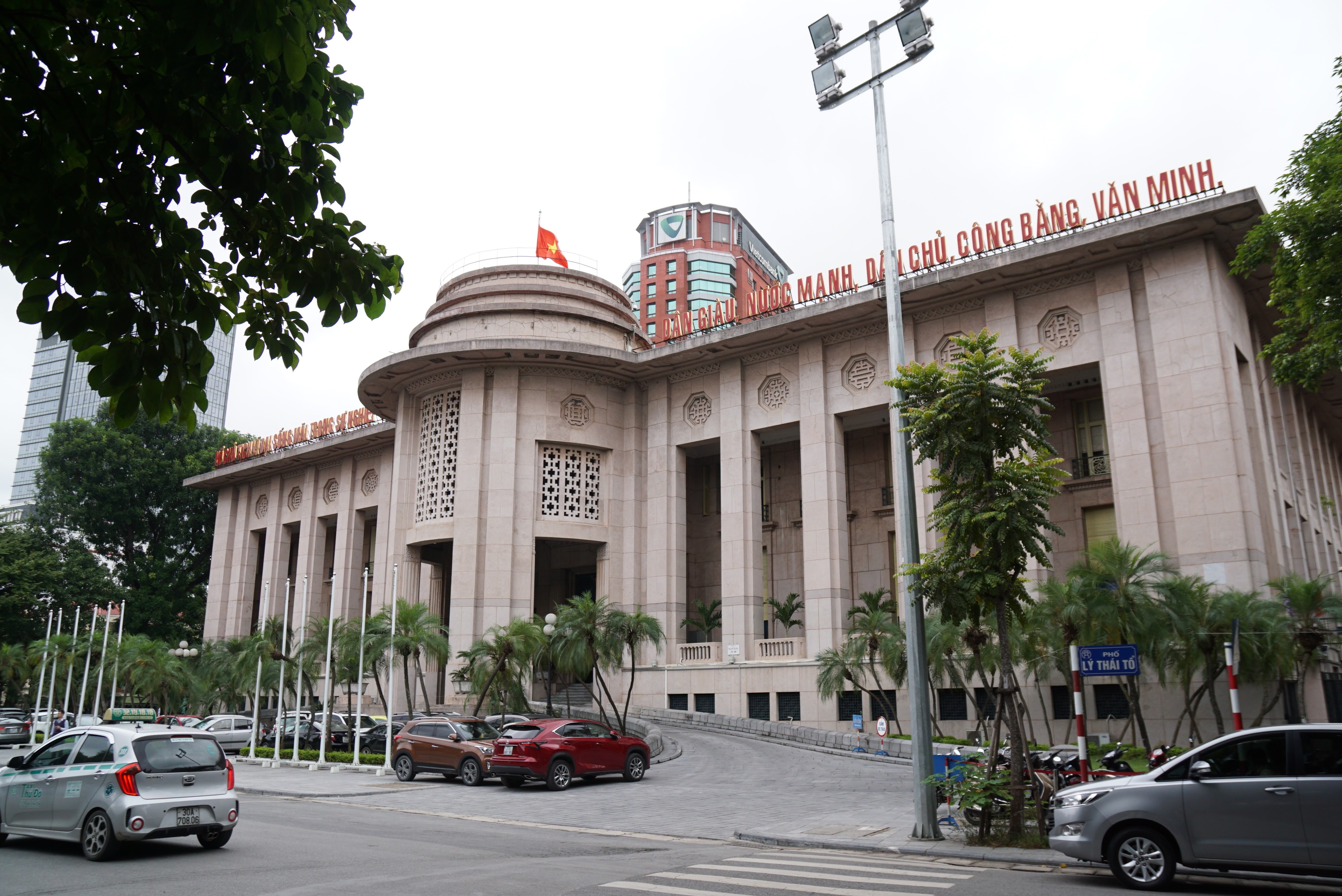 Nhà nước bơm tiền vào thị trường bằng cách nào?